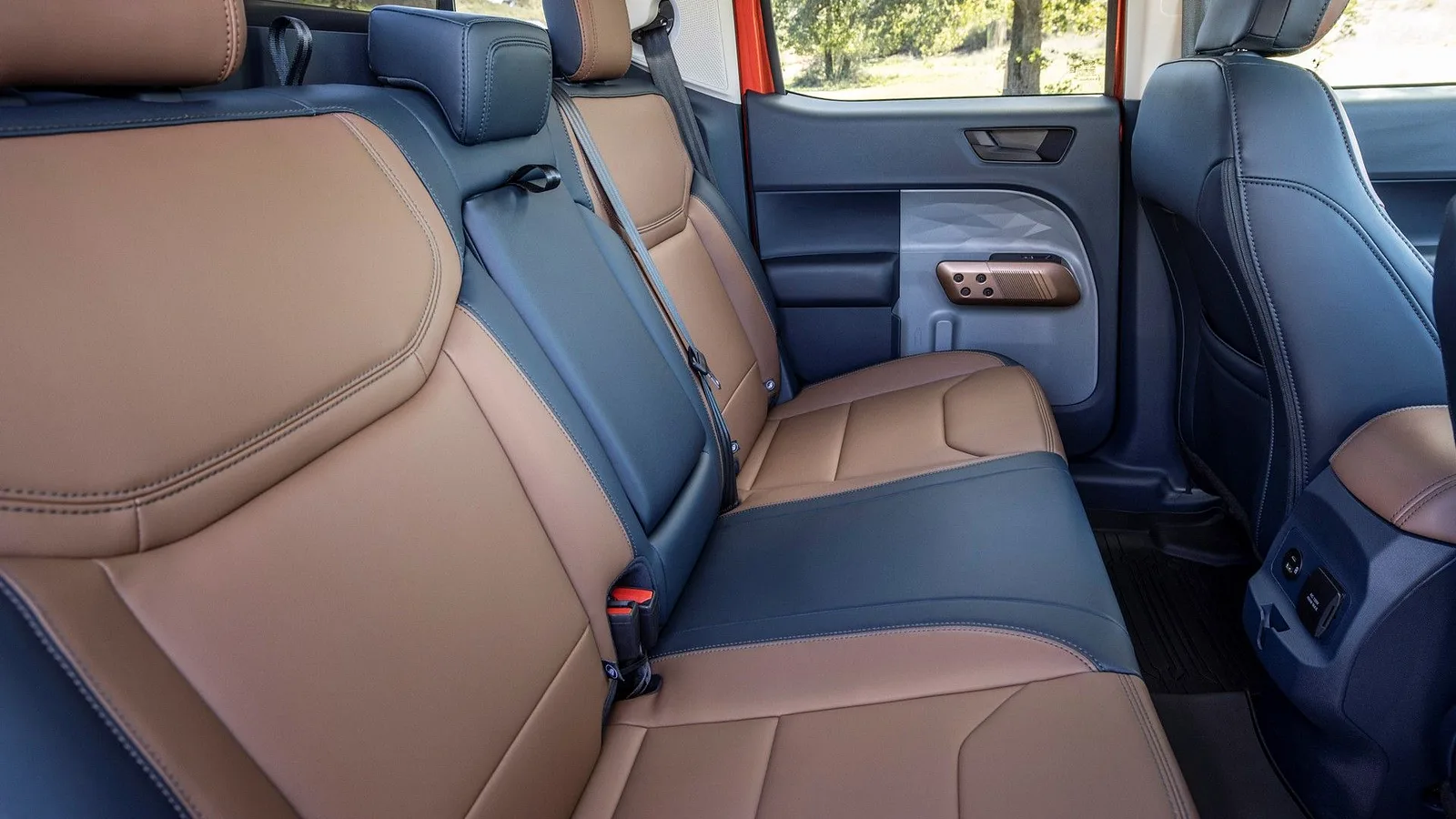 Espacio de guardado debajo del asiento trasero